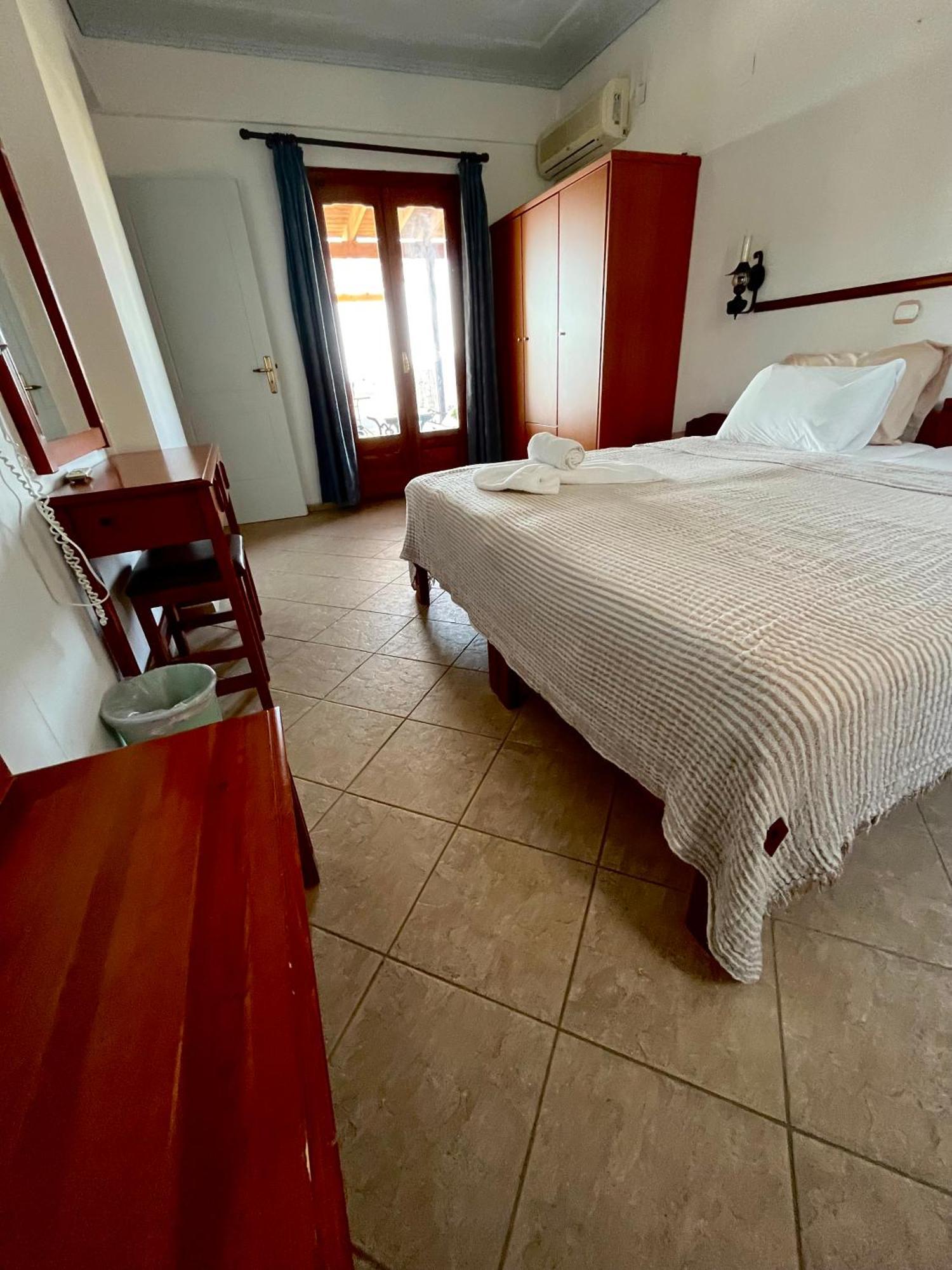 Pantheon Apartments & Studios Marathókampos Esterno foto